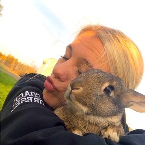 Meet your Posher, Hallie